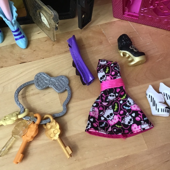 Monster High Doll and Closets - Picture 2 of 9